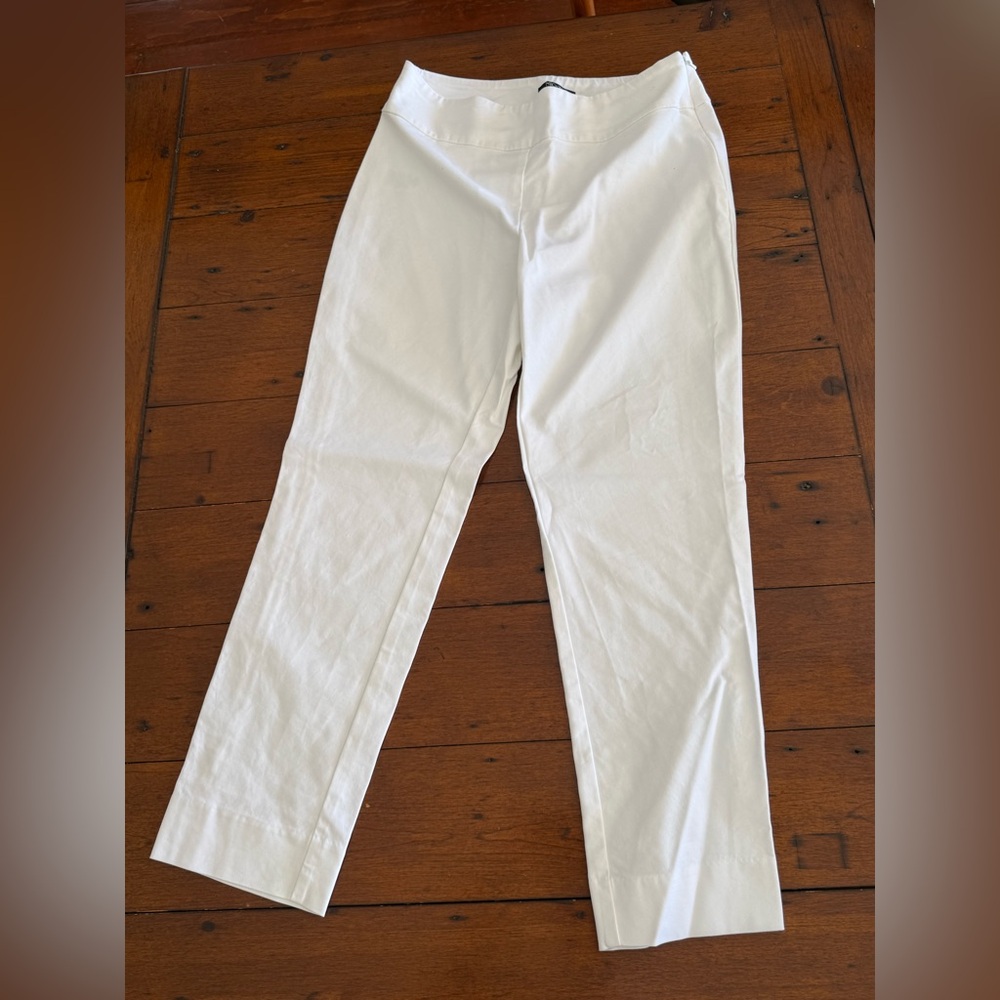 Nic & Zoe size 10 white stretchy cropped pants with side zipper.